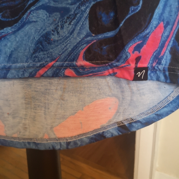 3/$20 Nuvango hip length short-sleeve top - Picture 6 of 8